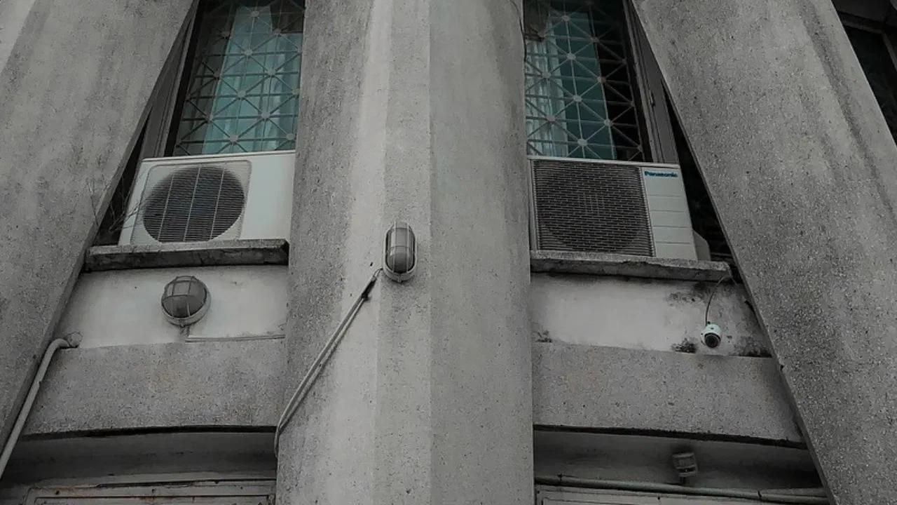 পানী লিক হোৱা – যদি আপোনাৰ এচি পৰা অহৰহ পানী লিক হৈ থাকে, তেন্তে ই নিষ্কাশন পাইপ বন্ধ হোৱা বা আন কোনো আভ্যন্তৰীণ সমস্যাৰ ইংগিত দিয়ে। এই ক্ষেত্ৰত এচি তৎক্ষণাত বন্ধ কৰি দিব। পানী লিক হোৱা এচিৰ সমস্যাটো সমাধান কৰিবলৈ মেকানিকক ফোন কৰক।
