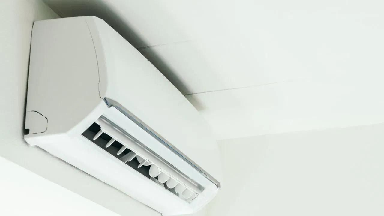 সঘনাই AC বন্ধ কৰা – যদি আপোনাৰ AC বাৰে বাৰে বন্ধ হয় আৰু নিজাববীয়াকৈ পুনৰাৰম্ভ হয়, ই এটা অভাৰলোডিং বা বৈদ্যুতিক সমস্যা হ'ব পাৰে। এনে অৱস্থাত এচি বন্ধ কৰি এচি মেইন চুইচৰ পৰা বিচ্ছিন্ন কৰক। মেকানিকক দ্বাৰা পৰীক্ষা কৰক।
