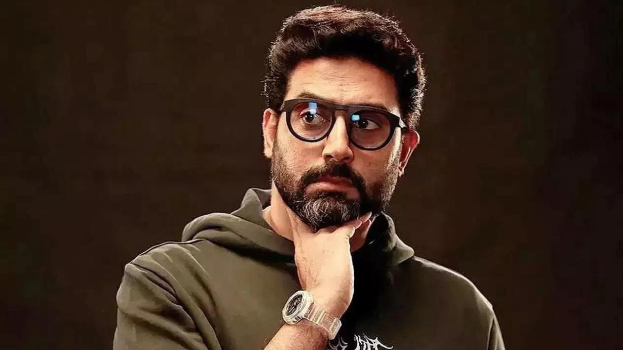 অভিষেক বচ্চনঃ তেওঁ মুম্বাইৰ স্কটিছ স্কুলৰ ছাত্ৰ আছিল। তাত কেইবছৰমান পঢ়া-শুনা কৰাৰ পিছত চুইজাৰলেণ্ডৰ আইগলন কলেজৰ পৰা স্কুলীয়া শিক্ষা গ্ৰহণ কৰে । লগতে যমুনাবাই নাৰ্চী স্কুল আৰু দিল্লীৰ মৰ্ডান স্কুলত পঢ়িছিল। পিছত উচ্চ শিক্ষা লাভৰ বাবে বষ্টনলৈ গুচি যায়। বষ্টন বিশ্ববিদ্যালয়ৰ পৰা বাণিজ্য শাখাত অধ্যয়ন কৰিছিল।