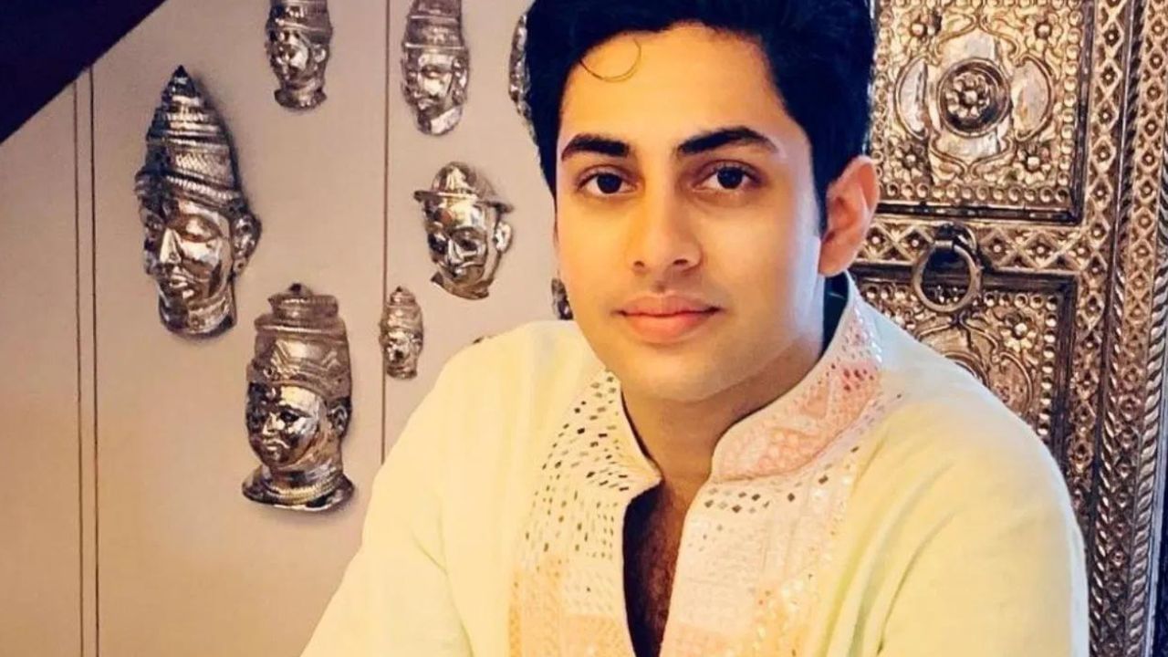 অগস্ত্য নন্দাঃ কিছু মাহ পূৰ্বে মুক্তি লাভ কৰিছিল অগস্ত্য নন্দাৰ ছবি ‘দ্য আৰ্চিজ’। অগস্ত্যই লণ্ডনৰ চেভেন’কছ স্কুলৰ পৰা অধ্যয়ন কৰিছিল।
