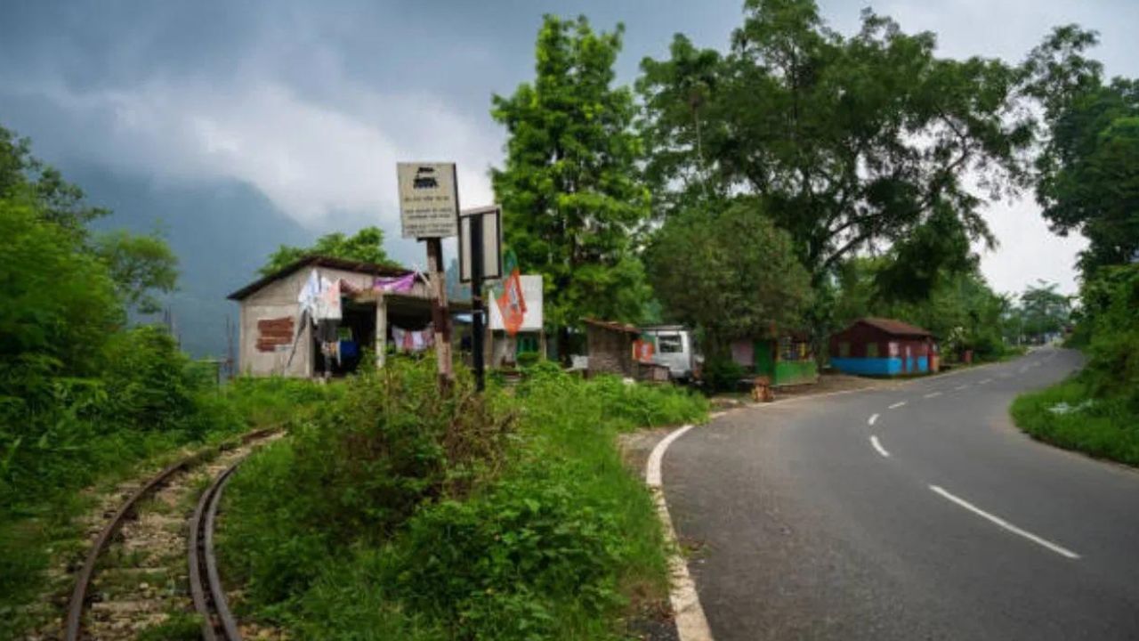 বছৰৰ আন সময়তকৈ বাৰিষাৰ সময়ত পাহাৰবোৰত পৰ্যটকৰ ভিৰ কম। বাৰিষা সময়ছোৱাত পাহাৰৰ একা-বেঁকা পথেৰে যাত্ৰা কৰাটো দুঃসাহসৰ ভিতৰতে পৰে ।