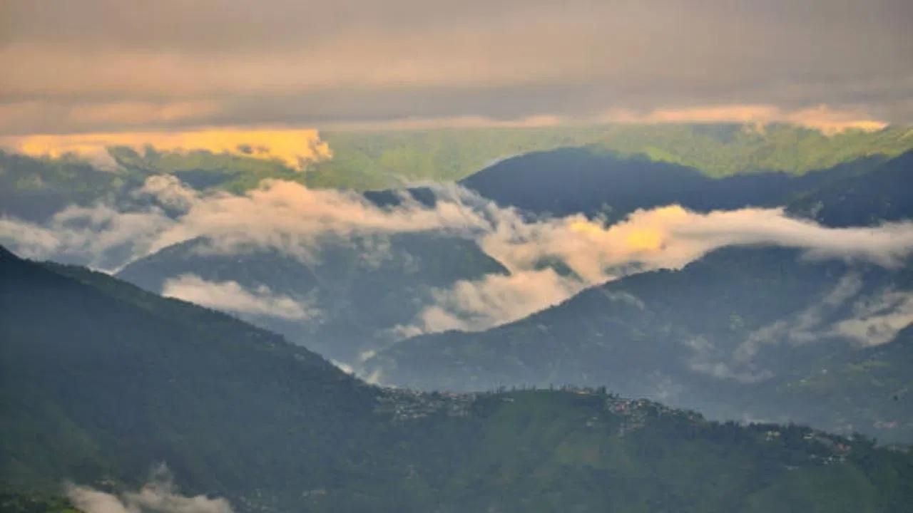 প্ৰায় ৮৫৩০ ফুট উচ্চতাত অৱস্থিত ধোত্ৰে। বাৰিষাত এই পাহাৰলৈ যোৱাটো যথেষ্ট নিৰাপদ বুলি ক'ব পাৰি। চিংগলিলা ৰাষ্ট্ৰীয় উদ্যানৰ কোলাত বহি আপুনি বৰষুণ উপভোগ পাৰে। এই স্থানত আপুনি এটা শান্ত পৰিবেশ লাভ কৰিব ।