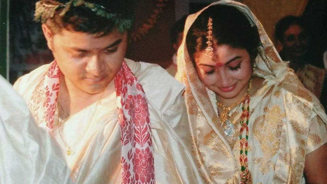 আজি পবিত্ৰ-গায়ত্ৰীৰ বিবাহ বাৰ্ষিকী। সামাজিক মাধ্যমত শুভেচ্ছাৰে ওপচাই পেলাইছে দুয়োজনক।