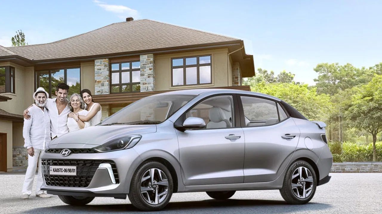 Hyundai Aura: হুণ্ডাই কোম্পানীৰ এই বাহনখনতো সুৰক্ষাৰ বাবে ৬টা এয়াৰবেগ দিয়া হৈছে। এই বাহনখনৰ আৰম্ভণি মূল্য ৬,৪৮,৬০০ লাখ টকা (এক্স শ্ব’ৰুম)।