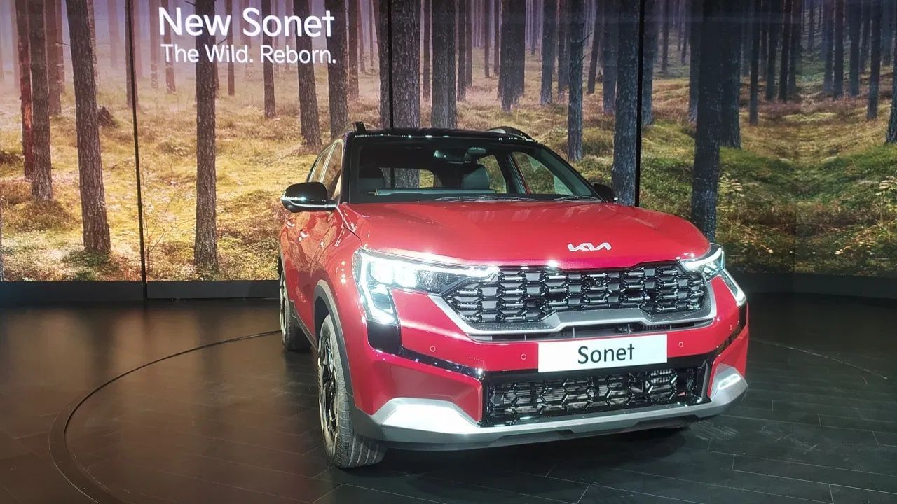 Kia Sonet: কিয়া ছনেটৰ প্ৰতিটো ভেৰিয়েন্টতে এতিয়া ৬টা এয়াৰবেগ উপলব্ধ। এই SUV ৰ মূল্য ৭,৯৯,০০০ টকা (এক্স শ্ব’ৰুম)ৰ পৰা আৰম্ভ হয়।