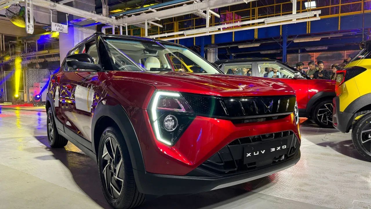 মহিন্দ্ৰা XUV 3X0: কিছুদিনৰ পূৰ্বে মহিন্দ্ৰাই XUV300 ৰ ফেচলিফ্ট ভেৰিয়েণ্ট মুকলি কৰিছে। এই গাড়ীখনৰ মূল্য ৭.৪৯ লাখ টকাৰ পৰা আৰম্ভ হয় (এক্স শ্ব’ৰুম)। কিন্তু চানৰুফ ভেৰিয়েণ্টৰ বাবে আপুনি ৮ লাখ ৯৯ হাজাৰ টকা (এক্স শ্ব’ৰুম) দিব লাগিব।