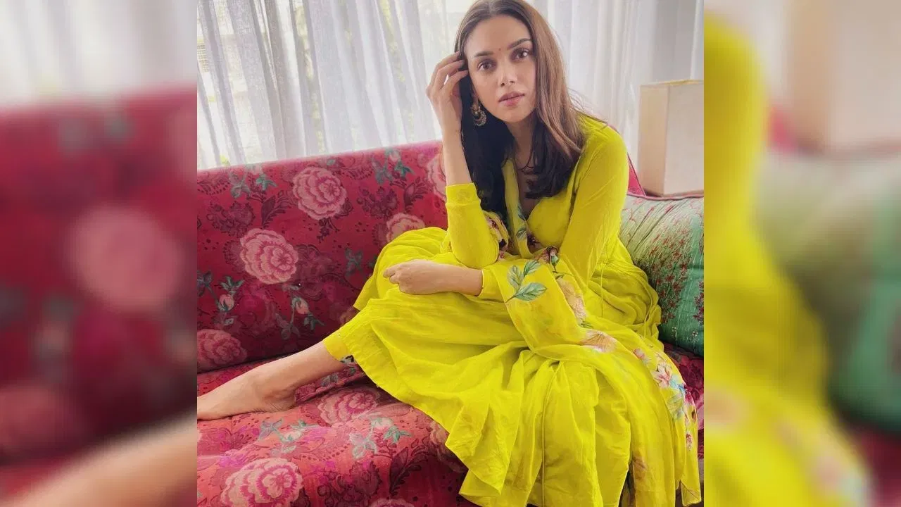 এই বগা ফুলৰ প্ৰিন্ট চুটত অভিনেত্ৰী অদিতি ৰাও হাইদাৰীক ৰাজকুমাৰীতকৈ কম দেখা নাই। এনে চুটে অতি চহকী ৰূপ দিয়ে আৰু পিন্ধিলে গধুৰ অনুভৱ নহয়। কিবা এটা অনুষ্ঠানত বা বিয়াত এই ধৰণৰ দীঘল কুৰ্তি পিন্ধিব পাৰে।