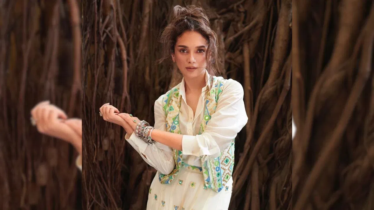 অদিতি ৰাওৰ এই লুকটো যথেষ্ট সচেতন। অফিচৰ বাবে নন-প্ৰিণ্টেড কাপোৰেৰে নিৰ্মিত দীঘল দীঘল কুৰ্টিও পাব পাৰে। ইয়াক ফুলৰ প্ৰিন্টৰ ডুপাটাৰ সৈতে যোৰ কৰক। কম গহনাৰে লুকটো মাৰ্জিত দেখা যাব।