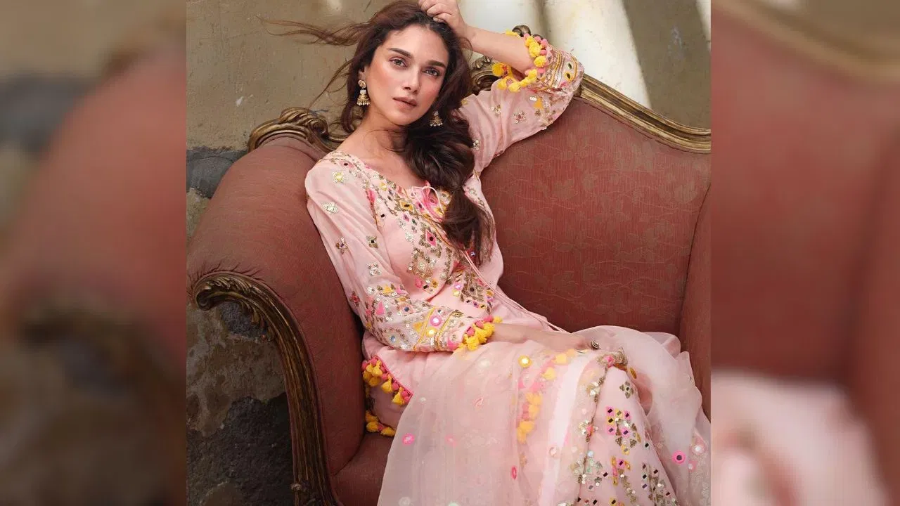 অফিচৰ বাবে কিছুমান এম্ব্ৰয়ডাৰী চুট লৈ যাব পাৰে। অৱশ্যে মাত্ৰ এটা কথা মনত ৰাখিব যে ইয়াত বেছি গধুৰ আৰু চিকচিকিয়া কাম থাকিব নালাগে আৰু চুটৰ ৰং পাতল হ’ব লাগে। অদিতি ৰাও হায়দাৰীৰ এই ছুট লুকটোৰ পৰাই আইডিয়া ল’ব পাৰি।