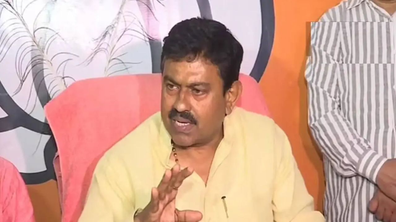 উত্তৰ প্ৰদেশৰে আন এগৰাকী শক্তিশালী বিজেপি প্ৰাৰ্থী অজয় মিশ্ৰ টেনী খেৰী সমষ্টিত পৰাজিত হয়। কংগ্ৰেছ প্ৰাৰ্থী উৎকৰ্ষ বাৰ্মাই ৩৪৩২৯টা ভোটত পৰাস্ত কৰে মোদী মন্ত্ৰীসভাৰ কেন্দ্ৰীয় গৃ্হ ৰাজ্য মন্ত্ৰী টেনীক।