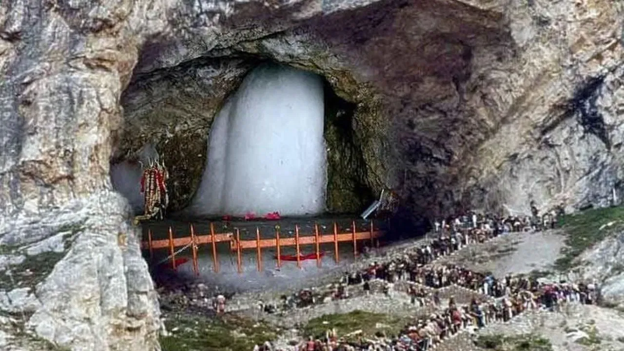 এই যাত্ৰীসকলে শনিবাৰে পুৱা দক্ষিণ কাশ্মীৰ হিমালয়ৰ ৩,৮৮০ মিটাৰ উচ্চতাত স্থিত পবিত্ৰ অমৰনাথ গুহাৰ বাবে কঠিন যাত্ৰা আৰম্ভ কৰিছে। ইতিমধ্যে যাত্ৰীসকলৰ সুৰক্ষাৰ বাবে সকলো ব্যৱস্থা কৰা হৈছে। phpto_ social media