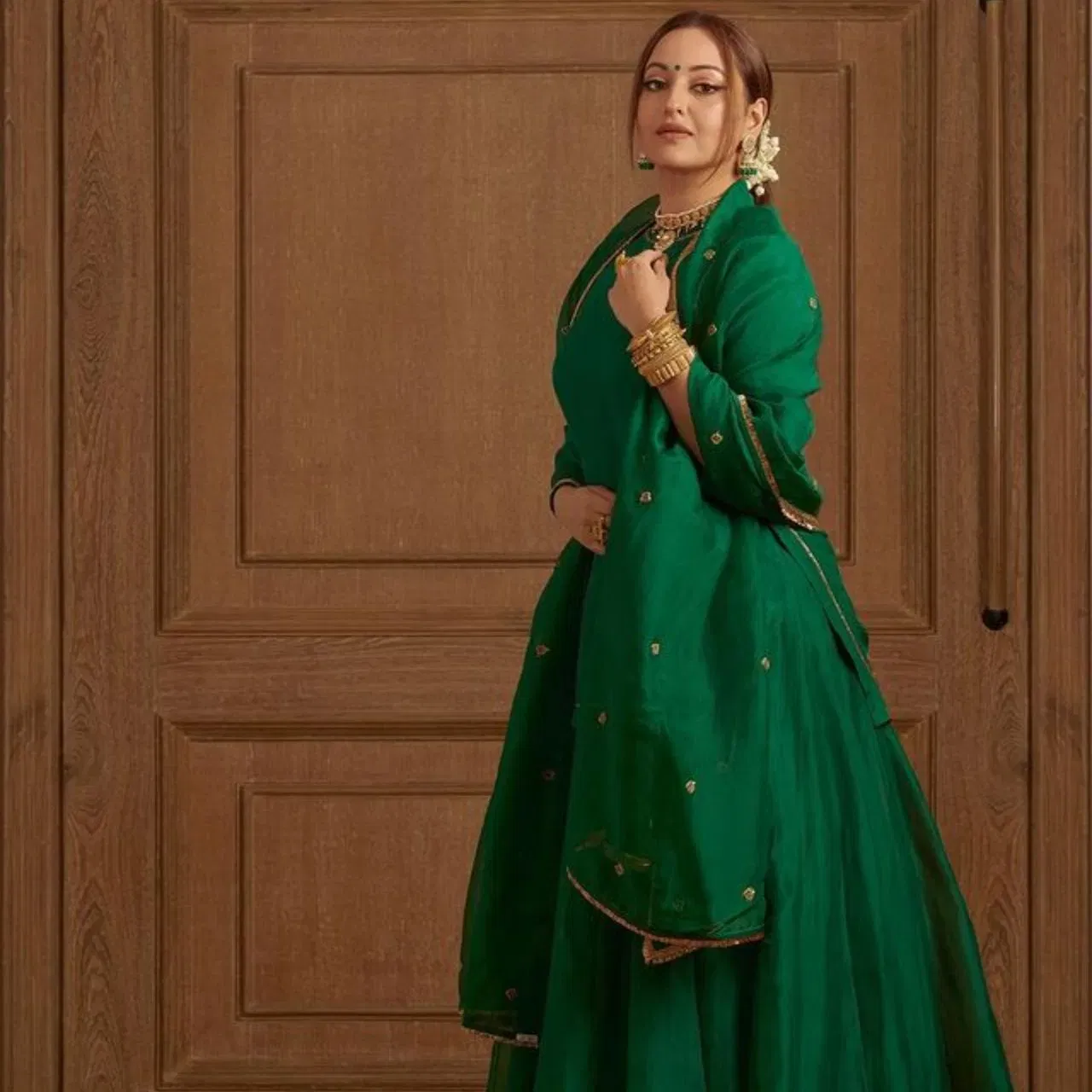 সোনাক্ষীৰ এই গাঢ় সেউজীয়া শাৰাৰা পোছাকত থকা সোণালী ৰঙৰ ফুলৰ বাবে বৰ ধুনীয়া দেখা গৈছে। বিয়াত পিন্ধিবলৈ এইটো এটা ভাল পছন্দ।