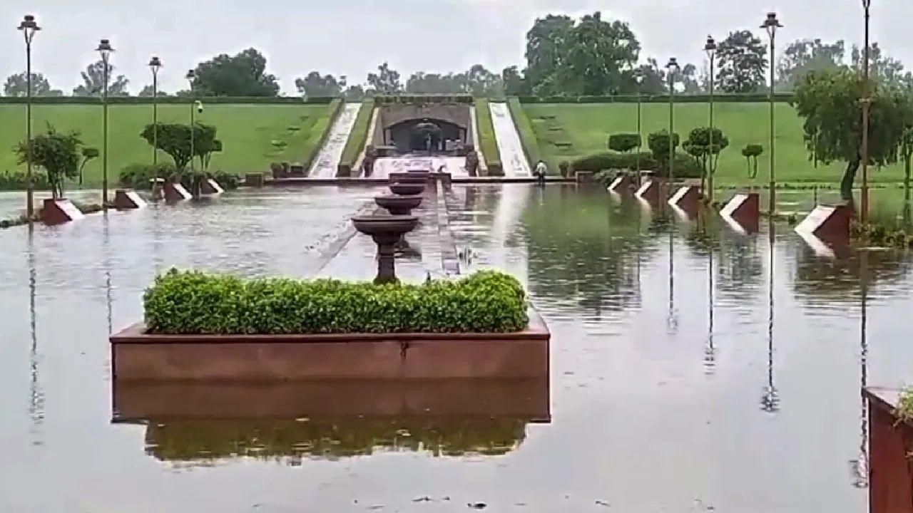 নেৰানেপেৰা বৰষুণৰ বাবে দিল্লীৰ বহু স্থানত পানী জমা হৈ পৰিছে আৰু ইয়াৰ ফলত কৃত্ৰিম বানৰ কবলত পৰিছে বহু অঞ্চল। বৰষুণৰ পিছত প্লাৱিত হৈ পৰে ৰাজঘাট।