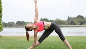 ত্ৰিকোনাসনঃ এই আসন চুলিৰ বাবে ভাল। চুলি যদি পকিবলৈ আৰম্ভ কৰিছে তেন্তে এই আসন ভাল। ইয়াৰ ফলত চুলিৰ জঠৰতা নোহোৱা হয় আৰু ৰক্ত সঞ্চালন উন্নত হয়।