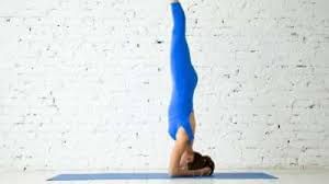 শীৰ্ষাসনঃ এই আসন কৰিলে তেজৰ সঞ্চালন সঠিক হয়। নিয়মীয়াকৈ এই আসন কৰিলে মানসিক চাপৰ পৰাও ৰক্ষা পাব পাৰি আৰু ই চুলিৰ বাবেও উপকাৰী। যদি চুলি সৰা সমস্যা হৈছে তেন্তে এই আসন কৰিব পাৰে।