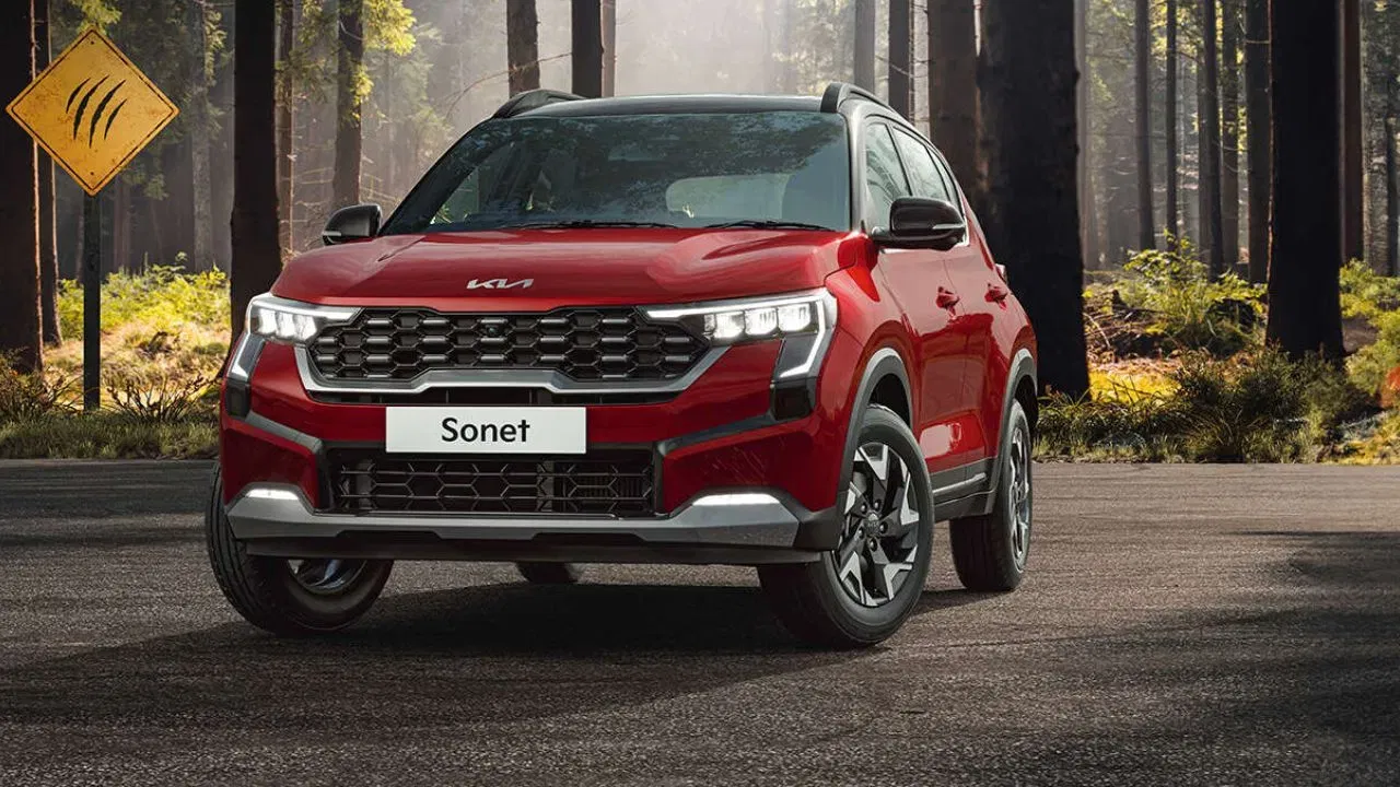 কিয়া ছনেটৰ HTX+ ভেৰিয়েন্টৰ এক্স শ্ব’ৰুম মূল্য ৯.৪০ লাখ টকা। এই গাড়ীখনত ১.২ লিটাৰৰ টাৰ্বো পেট্ৰ’ল ইঞ্জিনৰ সৈতে বহুতো প্ৰিমিয়াম ফিচাৰ আছে।