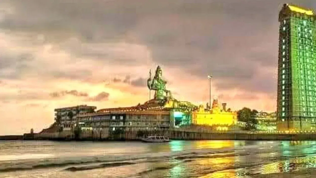 এই কথাত ক্ষোভিত হৈ পৰিছিল ৰাৱণ। তেওঁ লিংগটো উভালি ধ্বংস কৰাৰ চেষ্টা কৰিছিল। কিন্তু তেনে সময়তে লিংগটোক ঢাকি ৰখা কাপোৰখন উৰি গৈ মৃদেশ্বৰৰ কাণ্ডুকা পৰ্বতত পৰে। মৃদেশ্বৰক বৰ্তমান মুৰুদেশ্বৰ নামেৰে জনা যায়।