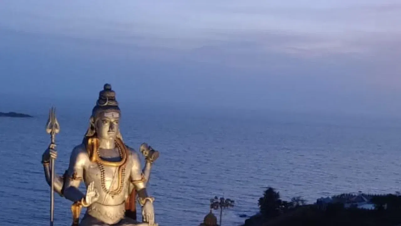 ভগৱান শিৱক উৎসৰ্গিত এই মন্দিৰৰ নাম মুৰুদেশ্বৰ। ভগৱান শিৱৰ আন এটা নাম মুৰুদেশ্বৰ । এই মন্দিৰৰ আটাইতকৈ বিশেষ কথাটো হ’ল ইয়াত ভগৱান শিৱৰ বিশাল প্ৰতিমূৰ্তি স্থাপন কৰা হৈছে। এই মূৰ্তিটোৰ উচ্চতা প্ৰায় ১২৩ ফুট। বিশ্বাস কৰা হয় যে ইয়ে বিশ্বৰ দ্বিতীয় সৰ্বোচ্চ শিৱ প্ৰতিমূৰ্তি।