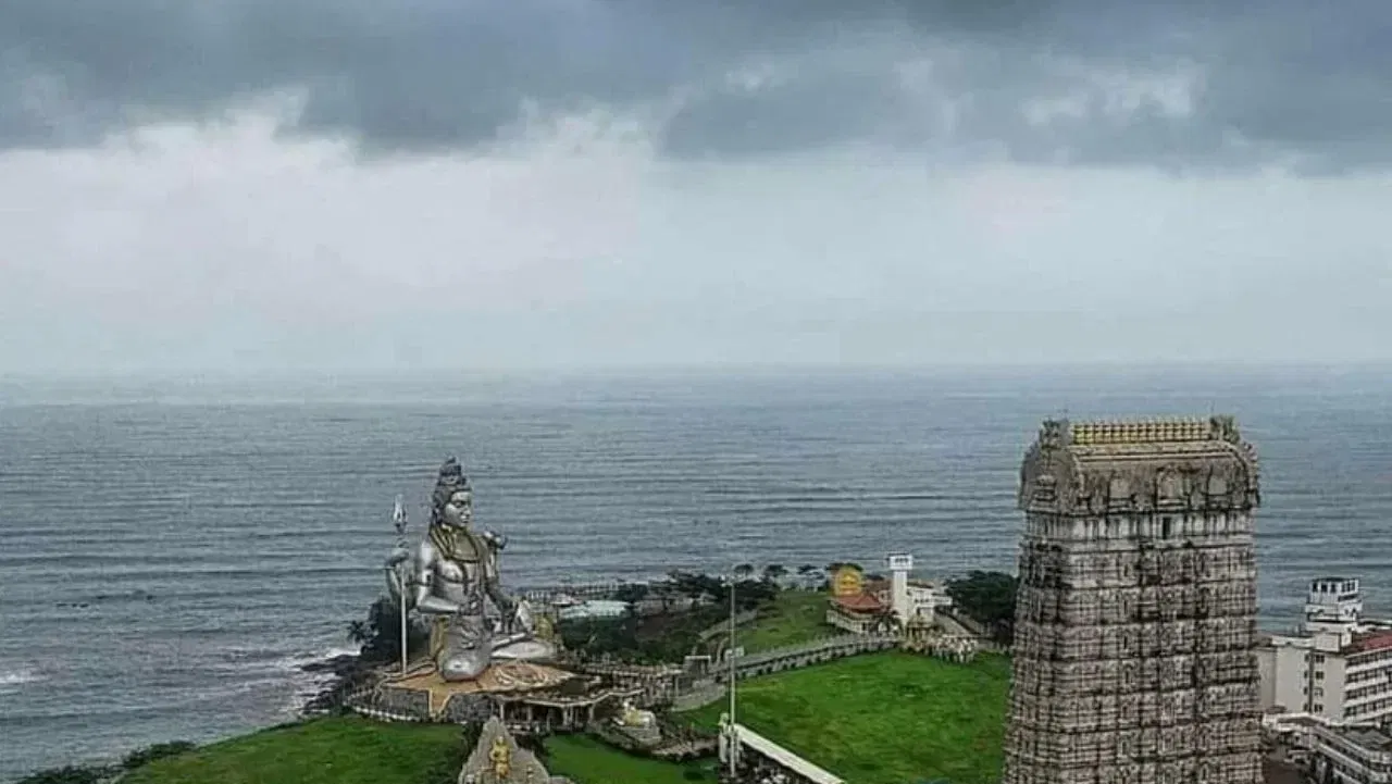 কিংবদন্তি অনুসৰি ৰাৱণৰ তপস্যাত সন্তুষ্ট হৈ ভগৱান শিৱই তেওঁক এটা লিংগ দিছিল। ভগৱান শিৱই ৰাৱণক কৈছিল যে যদি তুমি অমৰ হ’ব বিচাৰা তেন্তে এই শিৱ লিংগক ৰাস্তাত নাৰাখিব। কিন্তু ভগৱান গণেশে চতুৰালি কৰি ৰাৱণক লংকালৈ পঠিয়াই লিংগটোক গোকৰ্ণত ৰাখিছিল।