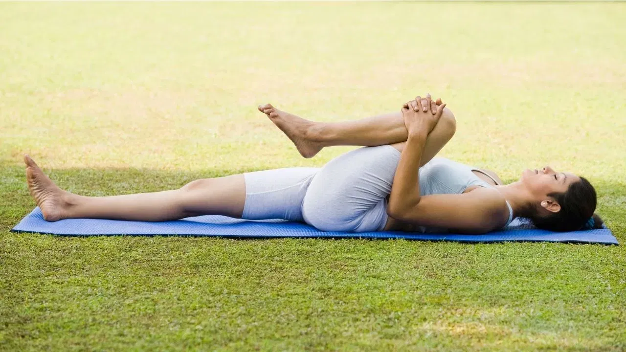 কোষ্ঠকাঠিন্যৰ সমস্যাৰ পৰা সকাহ পাবলৈ পৱনমুক্তাসনও অতি উপকাৰী। ইয়াৰ উপৰিও শৰীৰৰ পৰা গেছ বাহিৰ কৰাত সহায় কৰে। এই যোগ আসনৰ জৰিয়তে আপুনি কেৱল পেটৰ গেছ, পেট ফুলা আদি সমস্যাৰ পৰা আঁতৰি থকাই নহয়, পেটৰ চৰ্বি কমোৱাতো ই এক সহায়ক আসন।