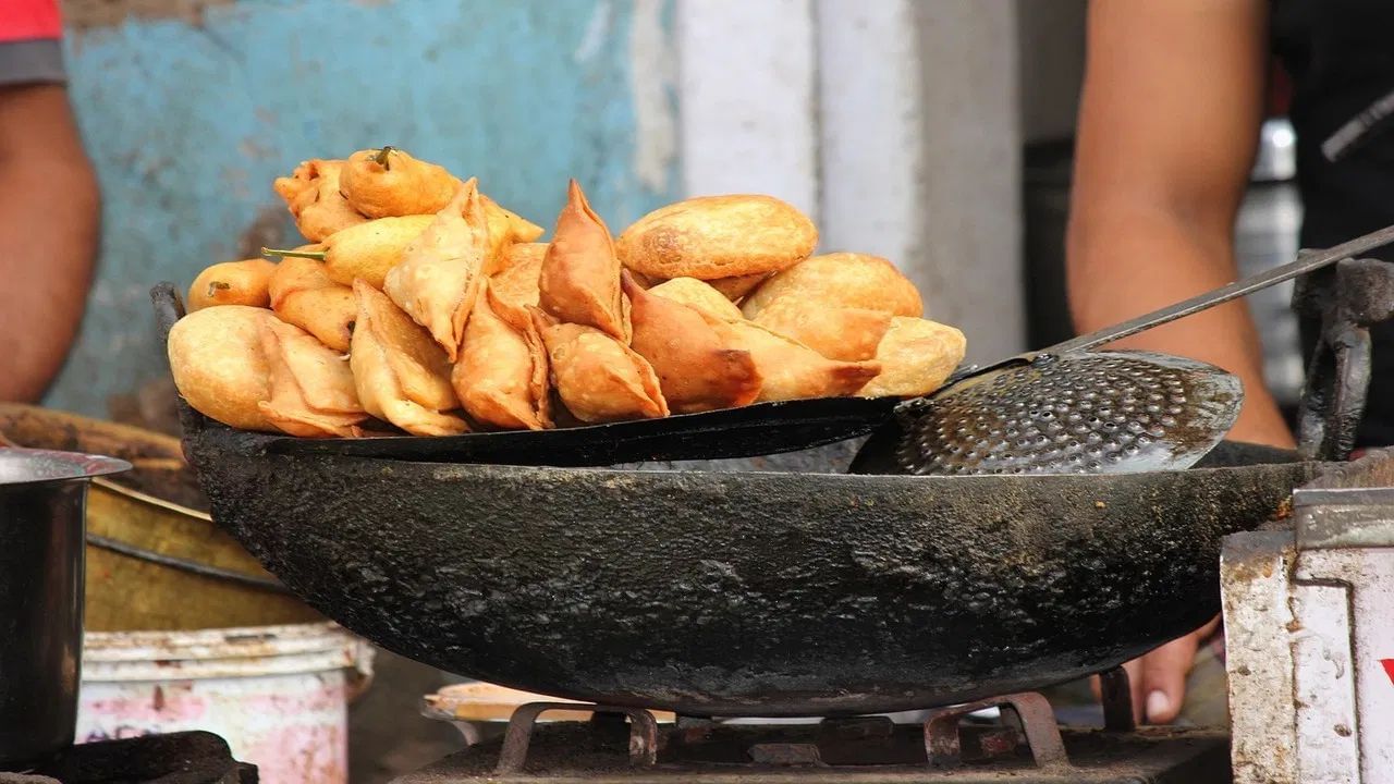 অৱশ্যে কেতিয়াৰ পৰা চিংৰাৰ প্ৰচলন আৰম্ভ হ’ল, এই বিষয়ে ক’তো স্পষ্টকৈ উল্লেখ নাই। ভাৰতত উপস্থিত হোৱাৰ পিছতহে এই জনপ্ৰিয় খাদ্যবিধৰ নাম ‘চামোছা’ হিচাপে পৰিচিত হ’ল। প্ৰাৰম্ভিক সময়ছোৱালৈ চালে বিহাৰ আৰু পশ্চিমবংগত ইয়াক ‘চিংঘাৰা’ বুলি কোৱা হৈছিল।
