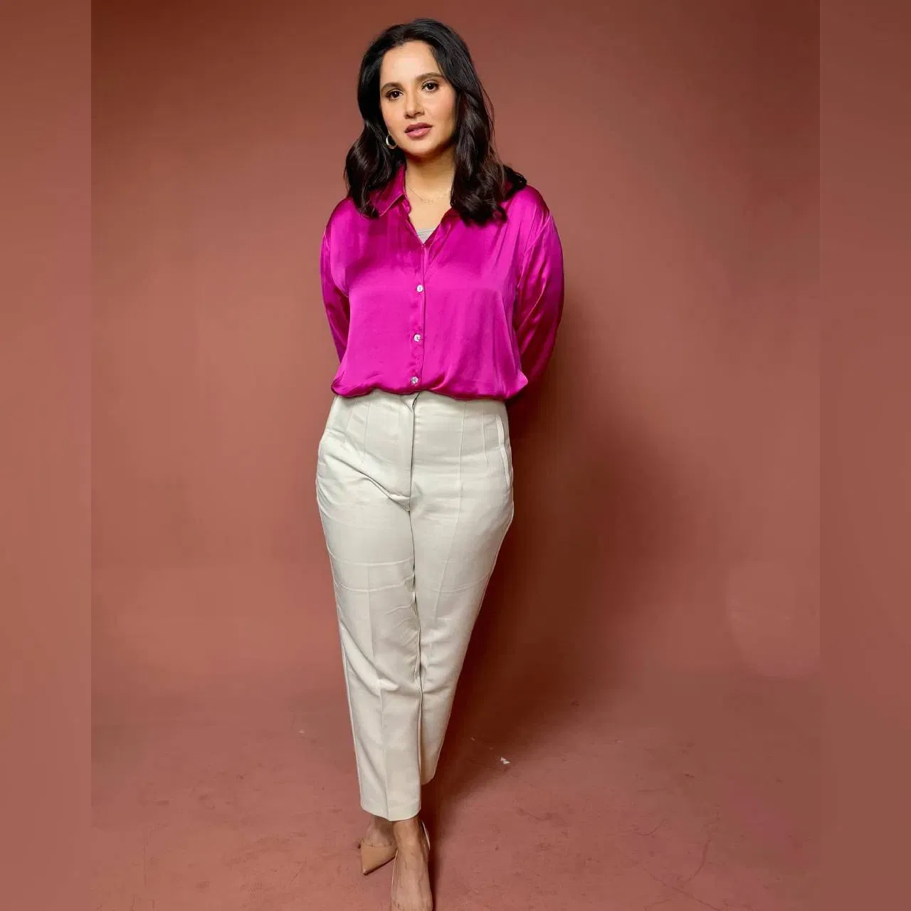 গোলাপী ৰঙৰ চাৰ্ট আৰু বগা পেণ্টত ছানিয়াৰ লুকটোত কুল দেখা গৈছে। ইয়াৰ বিপৰীতে আপুনি এনেকুৱা পেণ্ট বা ট্ৰাউজাৰ-চাৰ্ট পিন্ধিব পাৰে। (ক্ৰেডিট: mirzasaniar)