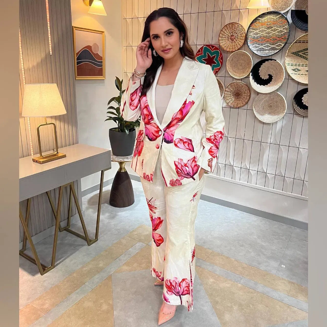 ছানিয়াৰ এই পেইণ্ট ছুট ষ্টাইলৰ পোছাকটোৱে সকলোকে আকৰ্ষণ কৰিছে। লুকটো সম্পূৰ্ণ কৰিবলৈ ছানিয়াই পিন্ধিছে হাই হিল আৰু ষ্টাইলিছ হেভি ইয়াৰৰিং। (ক্ৰেডিট: mirzasaniar)