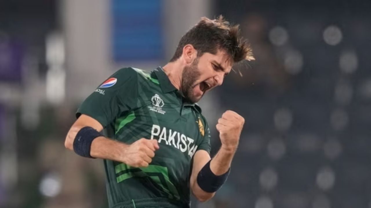 পাকিস্তান বলিং লাইন আপৰ অন্যতম শক্তি শ্বাহিন আফ্ৰিদী। ২০২১ৰ বিশ্বকাপত ভাৰতৰ বেটিং লাইন আপৰ বিপৰ্যয়ৰ কাৰণ হৈ পৰিছিল বাওঁহতীয়া পেচাৰগৰাকী। আজিও ভাৰতীয় দল আফ্ৰিদীৰ বলিঙৰ সমুখত সাৱধান হ’ব লাগিব।