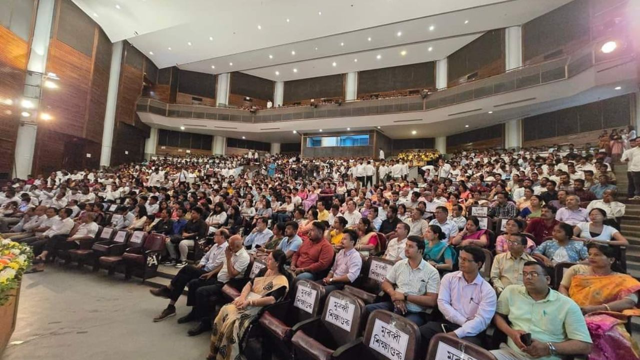 উক্ত অনুষ্ঠানত উপস্থিত থাকে সদৌ অসম ছাত্ৰ সন্থাৰ মুখ্য উপদেষ্টা ড৹ সমুজ্জ্বল কুমাৰ ভট্টাচাৰ্য, সভাপতি উৎপল শৰ্মা আৰু সাধাৰণ সম্পাদক শংকৰজ্যোতি বৰুৱা।