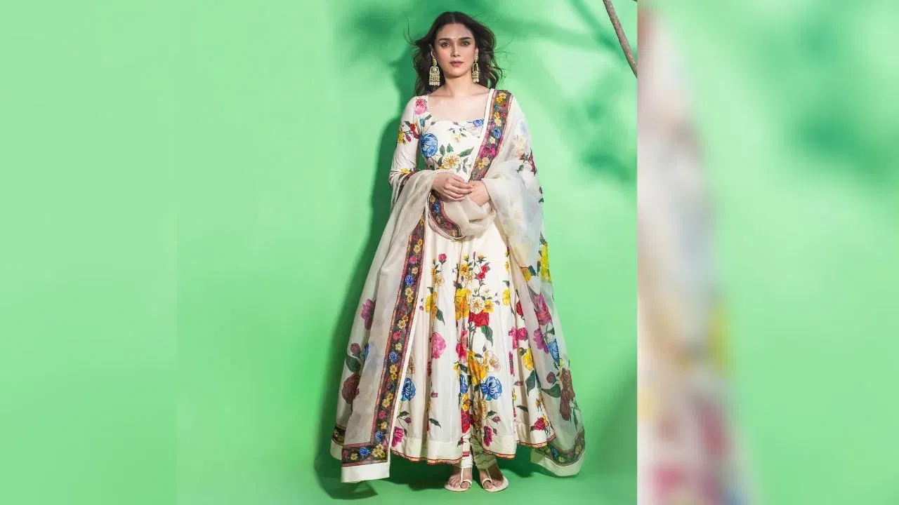 এই বগা ফুলৰ প্ৰিন্ট চুটত অভিনেত্ৰী অদিতি ৰাও হাইদাৰীক ৰাজকুমাৰীতকৈ কম দেখা নাই। এনে চুটে অতি চহকী ৰূপ দিয়ে আৰু পিন্ধিলে গধুৰ অনুভৱ নহয়। কিবা এটা অনুষ্ঠানত বা বিয়াত এই ধৰণৰ দীঘল কুৰ্তি পিন্ধিব পাৰে।