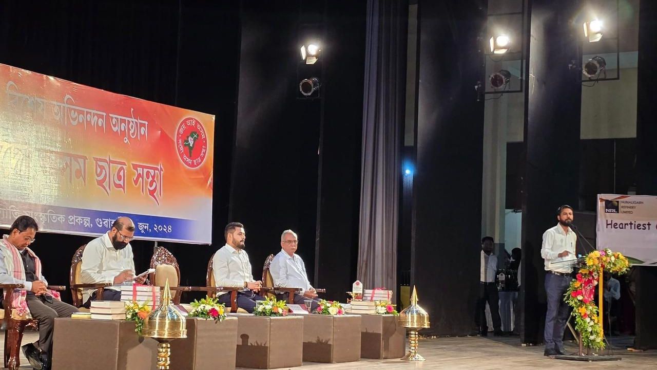 HSLC আৰু HSত সুখ্যাতিৰে উত্তীৰ্ণ কলা, বাণিজ্য আৰু বিজ্ঞানৰ ছাত্ৰ-ছাত্ৰী সকলক আছুৰ অভিনন্দন আৰু সম্বৰ্ধনা । এই অনুষ্ঠানত শিক্ষানুষ্ঠানৰ মুৰব্বীকো বিশেষ সন্মান জনোৱা হয়।