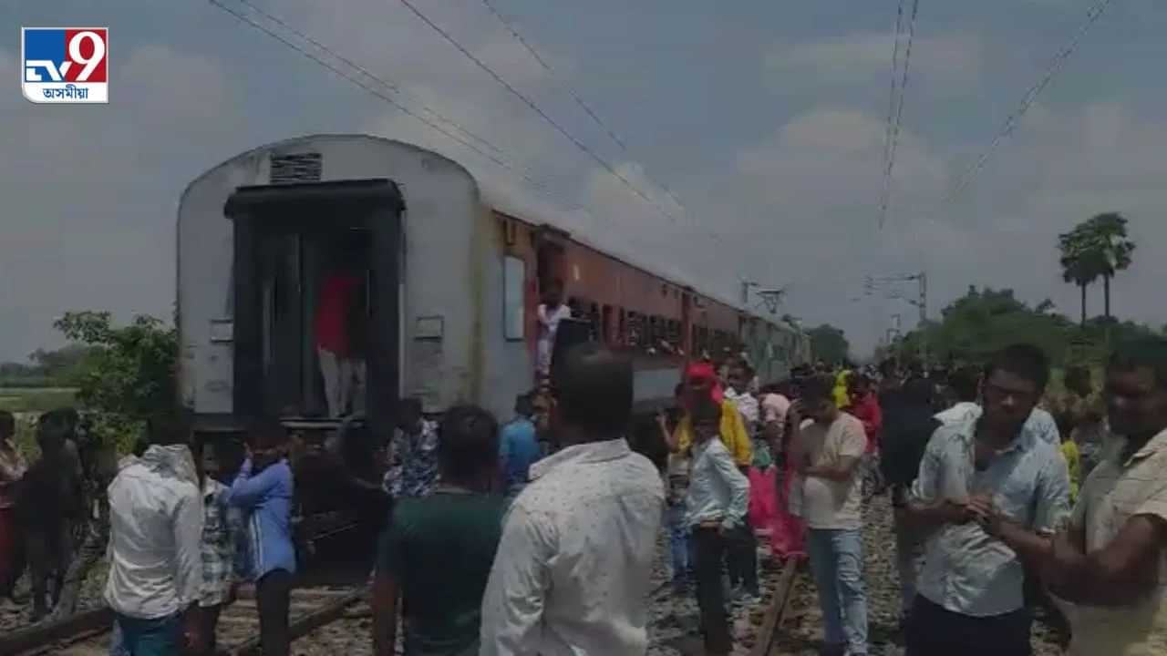 চাঞ্চল্য! চলন্ত অৱস্থাতে দুভাগত বিভক্ত হৈ পৰিল চলন্ত ৰে’ল, কথমপি প্ৰাণৰক্ষা যাত্ৰীৰ