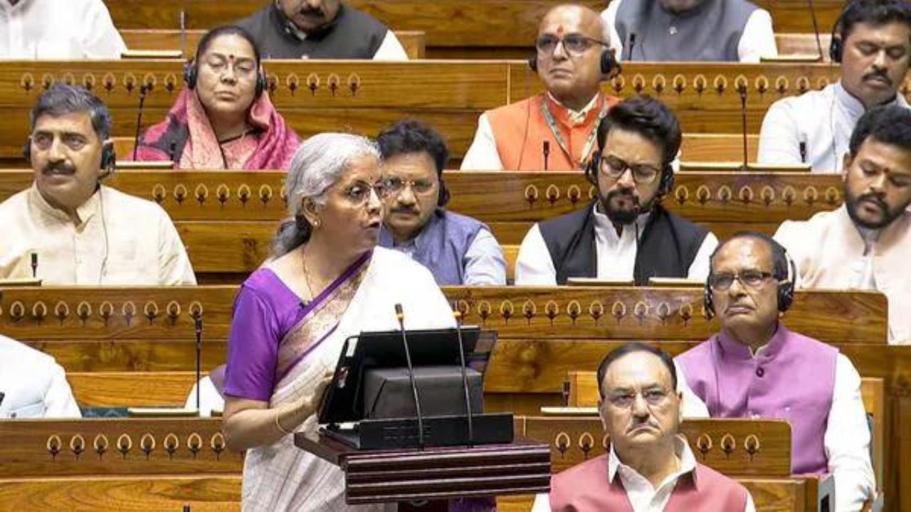 মঙলবাৰে কেন্দ্ৰীয় বিত্তমন্ত্ৰী নিৰ্মলা সীতাৰমণে তৃতীয়খন এন ডি এ চৰকাৰৰ প্ৰথমখন সম্পূৰ্ণ বাজেট দাখিল কৰে। একেৰাহে সাতবাৰ বাজেট দাখিল কৰিলে নিৰ্মলাই।