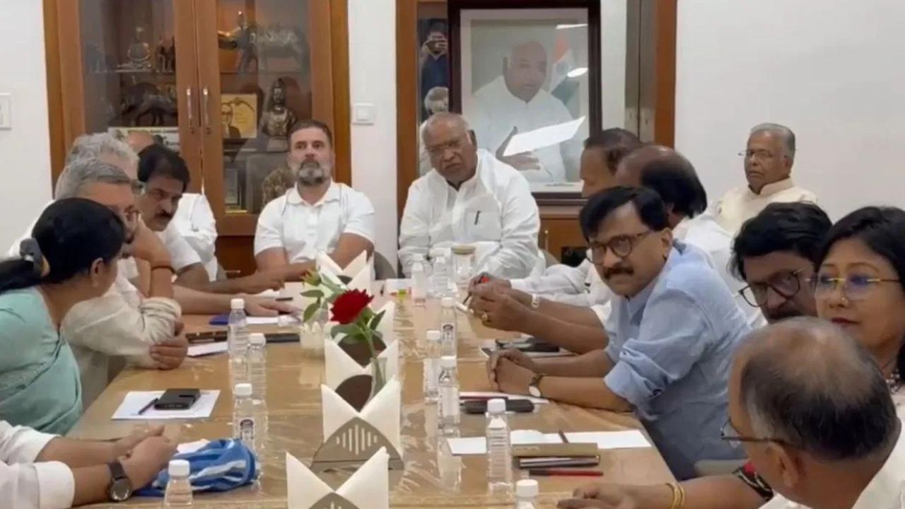 ‘কেন্দ্ৰত চৰকাৰ বচাবলৈ বিহাৰ-অন্ধ্ৰক ঘোচ !’ কাইলৈ বাজেটক লৈ বিক্ষোভ প্ৰদৰ্শন কৰিব বিৰোধীয়ে ‘কেন্দ্ৰত চৰকাৰ বচাবলৈ বিহাৰ-অন্ধ্ৰক ঘোচ !’ কাইলৈ বাজেটক লৈ বিক্ষোভ প্ৰদৰ্শন কৰিব বিৰোধীয়ে