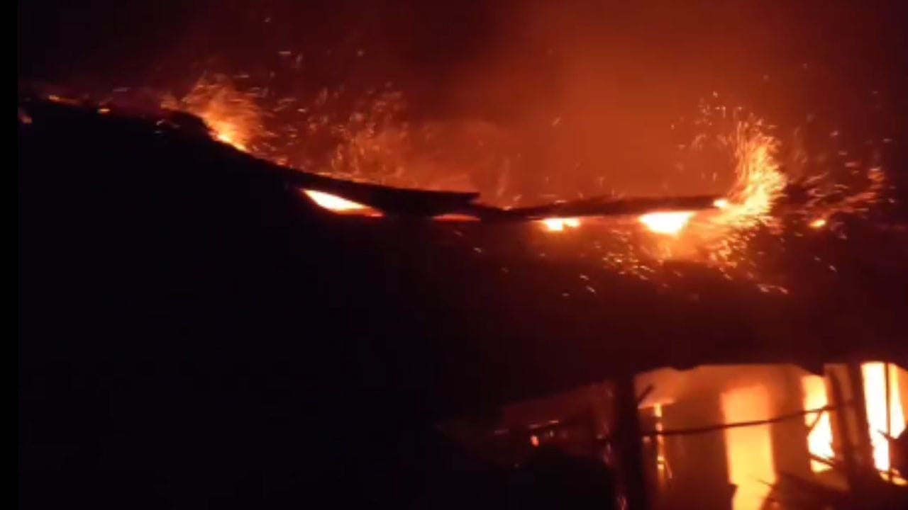 বহু অপেক্ষাৰ অন্তত অগ্নিনিৰ্বাপক বাহিনীয়ে এই জুই নিৰ্বাপন কৰে। কিন্তু জুইত জ্বলি যায় বহু লক্ষাধিক টকাৰ সা-সামগ্ৰী।