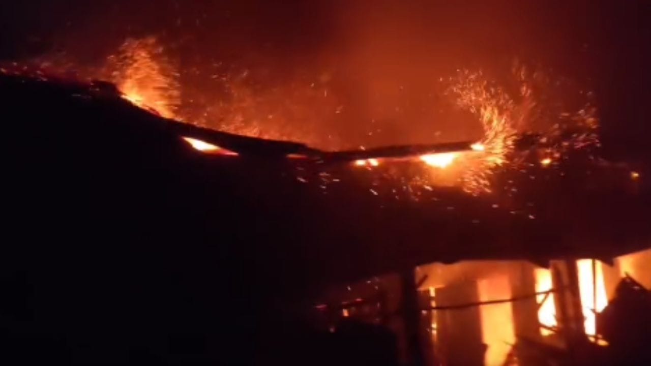 মৰিগাঁৱৰ ডাকঘৰ আৰু সদৰ থানাৰ মাজৰ ঘন বসতিপূৰ্ণ কেইবাটাও ভাড়াঘৰ জুইৰ লেলিহান শিখাই আগুৰি ধৰে।