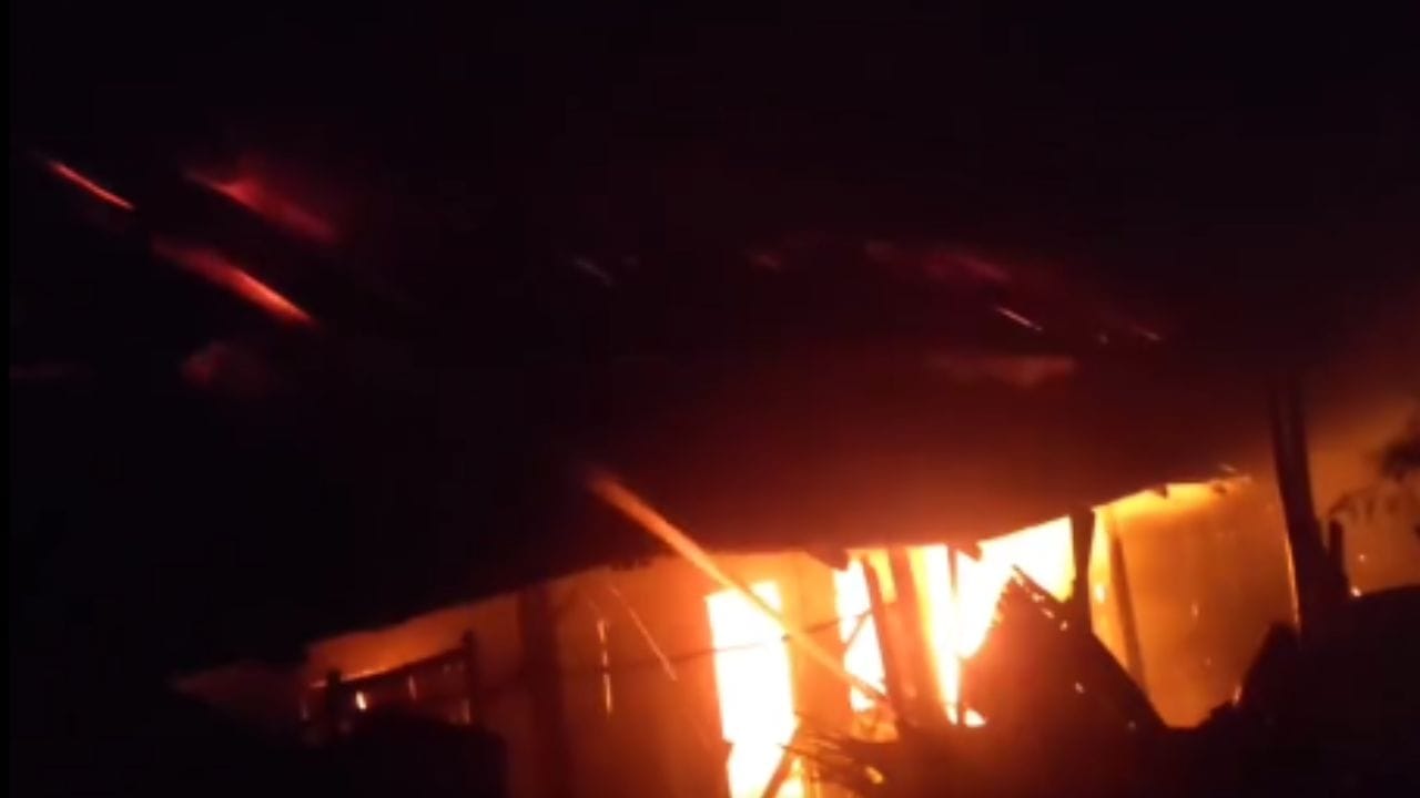 নিমিষতে পুৰি ছাই হৈ যায় এটা এটাকৈ সকলো ঘৰ। জ্বলি যোৱা এই বাসগৃহসমূহত বসবাস কৰিছিল ক্ষুদ্ৰ ব্যৱসায়ে।  বহুদিনৰে পৰা এই অঞ্চলটোত বাস কৰি আহিছিল কাপোৰৰ বেপাৰী, চেণ্ডেল আদিৰ বেপাৰীসকল।