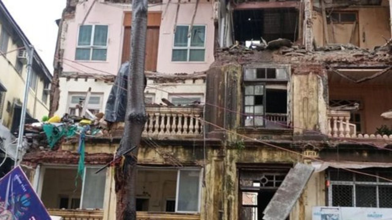 Heavy Rain in Mumbai: মুম্বাইত প্ৰচণ্ড বৰষুণ ! অট্টালিকাৰ এটা অংশ খহি মৃত্যু এগৰাকী মহিলাৰ, আহত তিনি Heavy Rain in Mumbai: মুম্বাইত প্ৰচণ্ড বৰষুণ ! অট্টালিকাৰ এটা অংশ খহি মৃত্যু এগৰাকী মহিলাৰ, আহত তিনি