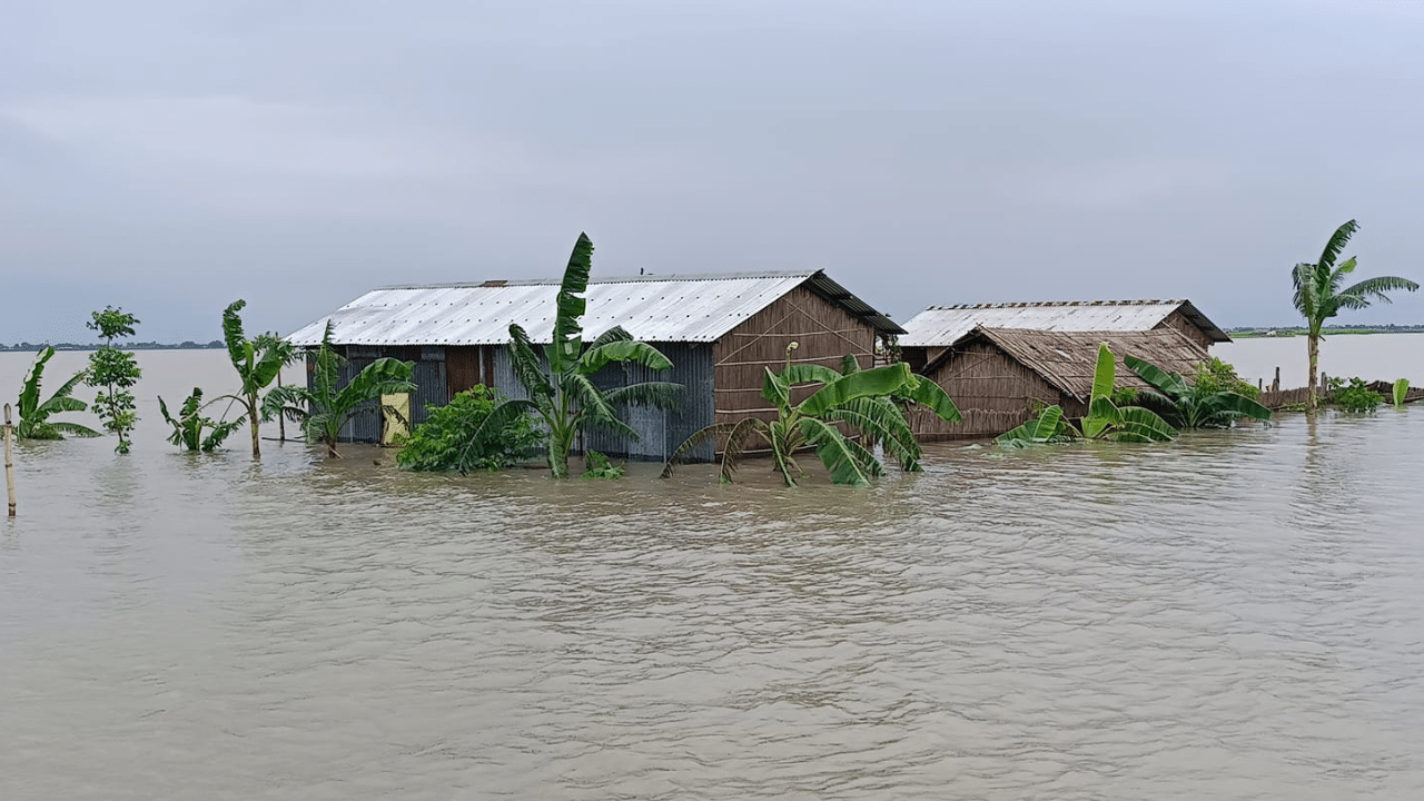 Assam flood: অসমৰ ২৭ খন জিলাৰ ১৮.৮০ লাখ প্ৰভাৱিত,মৃত্যুৰ সংখ্যা ৭২জনলৈ বৃদ্ধি