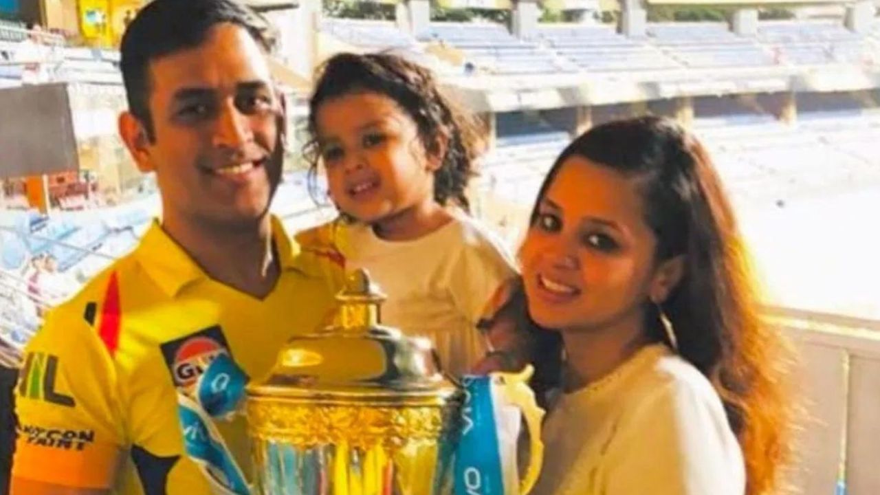 প্ৰাক্তন অধিনায়কগৰাকীৰ এক বিশেষ ব্যৱসায় আছে। তেওঁৰ এখন বিশাল হাঁহ-কুকুৰাৰ পাম আছে।