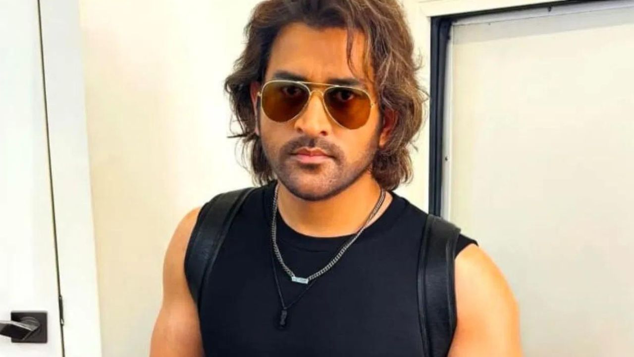 ধোনীয়ে কেইবাটাও ব্যৱসায় কৰে । ঝাৰখণ্ডৰ বাসিন্দাগৰাকীয়ে নিজ ৰাজ্যতে কেইবাটাও ব্যৱসায় সম্প্ৰসাৰণ কৰিছে। বিখ্যাত কাপোৰৰ ব্ৰেণ্ড চেভেনৰ মালিক ধোনী।কেৱল এই ব্ৰেণ্ডৰ পৰাই বছৰি প্ৰায় কোটি কোটি টকা উপাৰ্জন হয়।