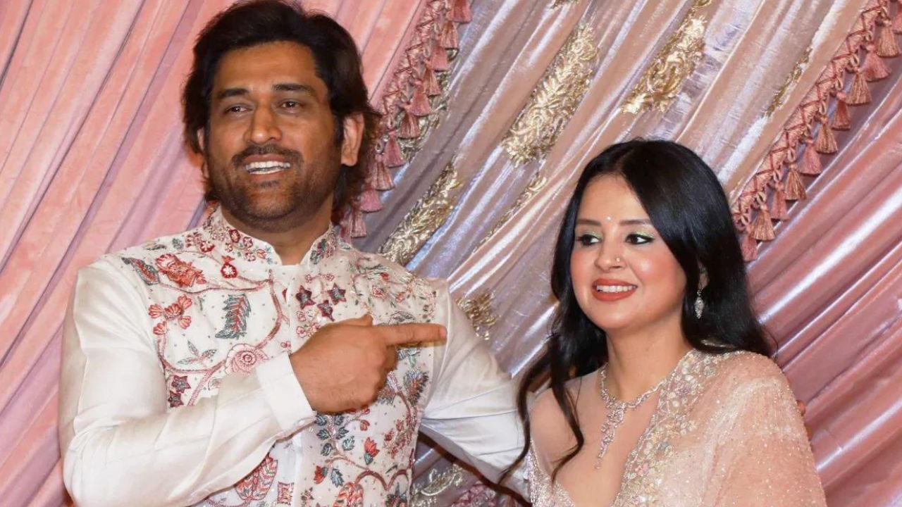 ৰাঁচীত মাহি ৰেচিডেন্সি নামৰ হোটেল এখনো আছে ধোনীৰ। এই হোটেলখন Airbnb, Oyo, Make My Trip ৰ পৰা বুকিং কৰিব পাৰি।