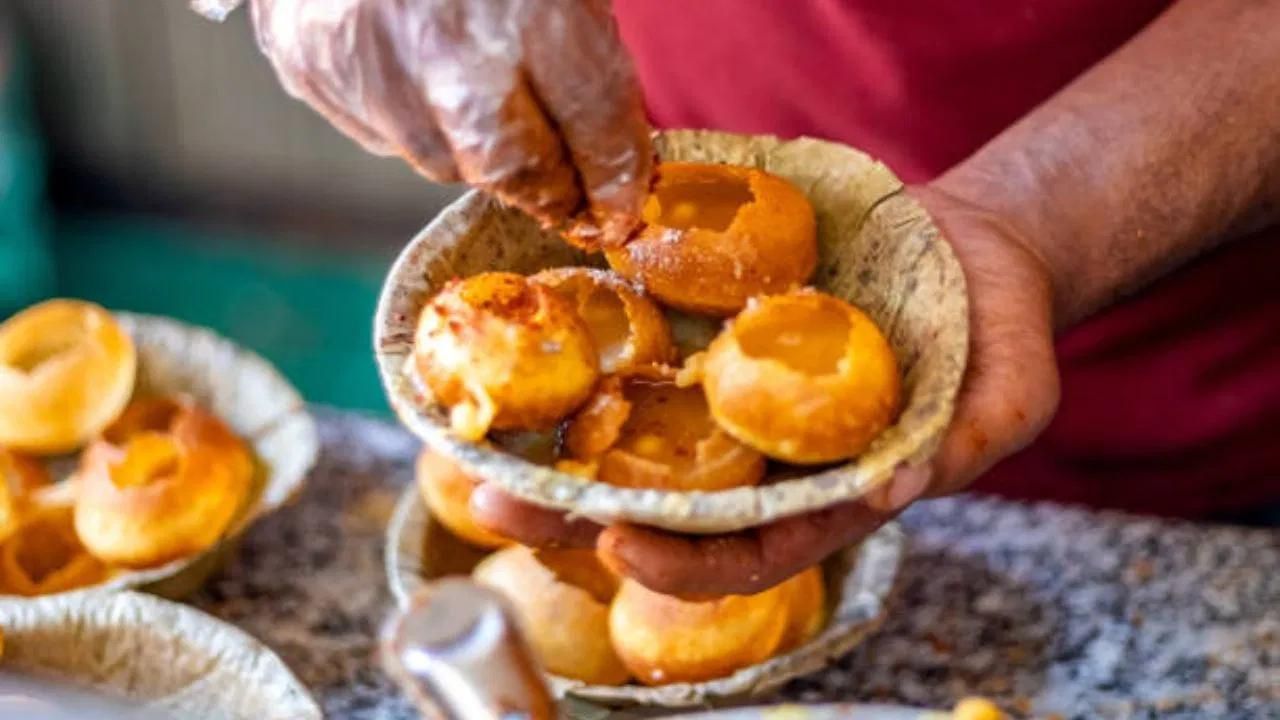 বাৰিষাৰ সময়ত ফাষ্টফুডৰ পৰা আঁতৰত থাকক । ফাষ্টফুডে পেট বেয়া কৰাৰ সম্ভাৱনা বেছি কৰে । ইয়াৰ উপৰিও ৰক্তচাপ, কলেষ্টেৰল, ডায়েবেটিছ আদি ৰোগৰো আশংকা থাকে।