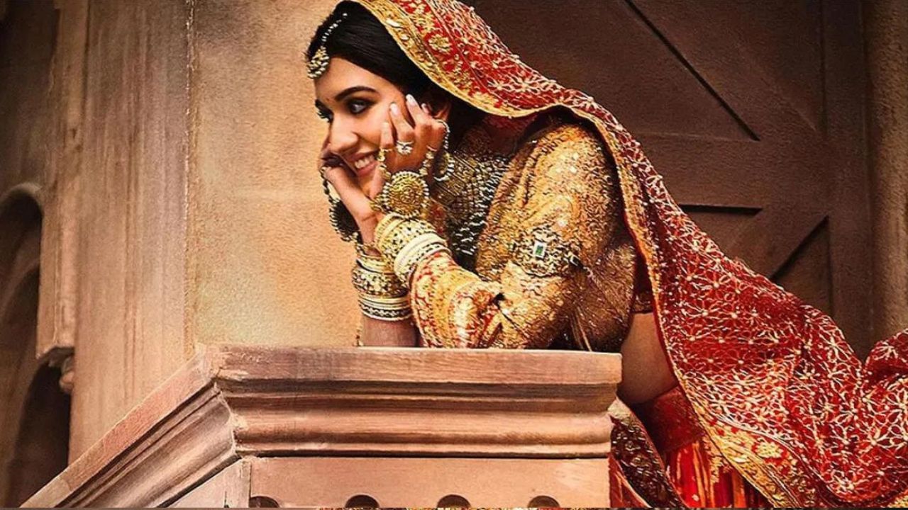 Radhika Merchant lehenga designer: মূৰৰ ওপৰত এখন বিশাল ৰেল ড্ৰেপ কৰা এখন ওৰণিৰে তেওঁৰ বিদাই লুকটো সম্পূৰ্ণ কৰা হৈছিল ।