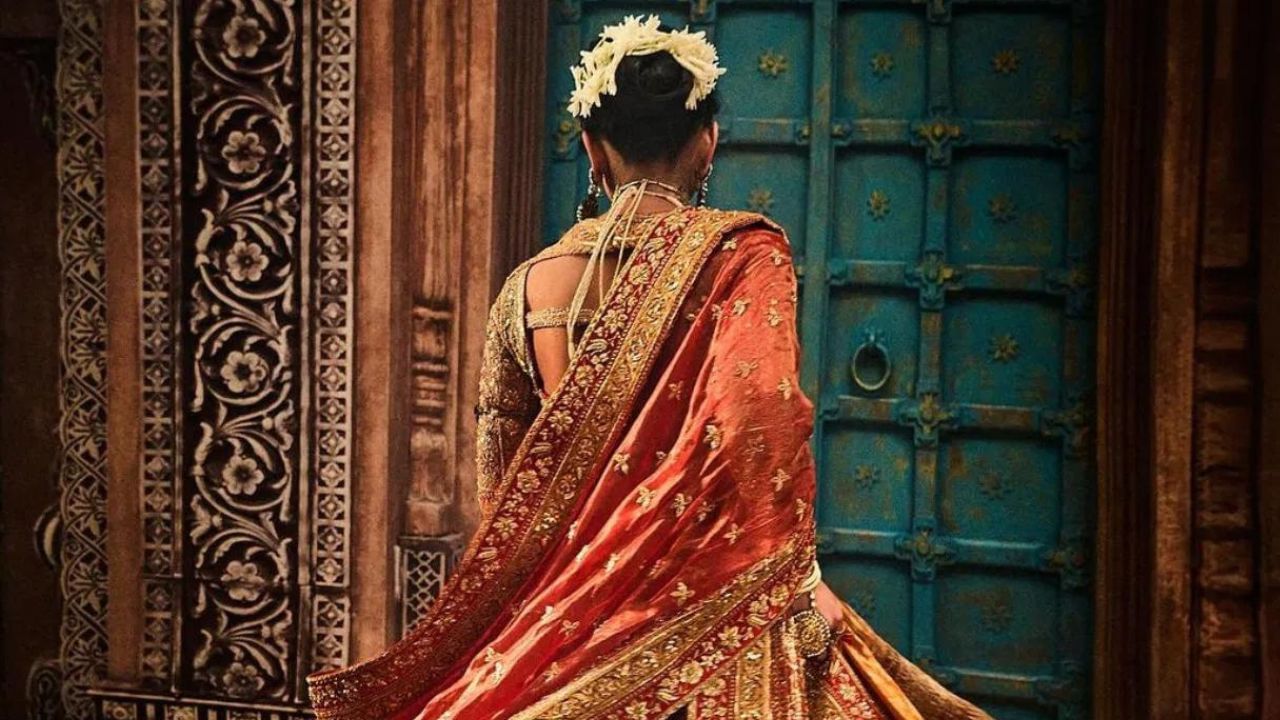বিদায় অনুষ্ঠানৰ বাবে ৰাধিকাই সূক্ষ্ম মেকআপ কৰিছিল আৰু গজৰা জুডাৰে লুকটোক দেখনিয়া কৰি তুলিছিল ।