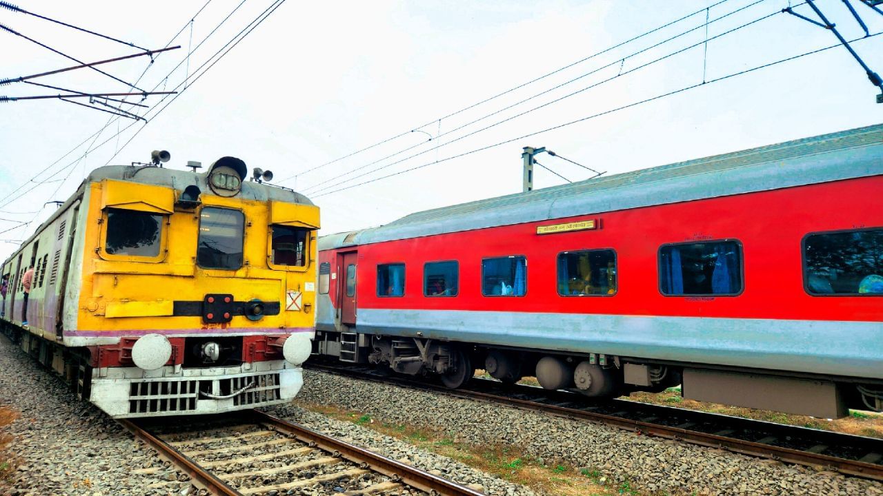 কোনো কাৰণত ৰে’ল বাতিল হ’লে টিকটৰ ধন ঘূৰাই পাবনে? নিয়ম জানি লওক কোনো কাৰণত ৰে’ল বাতিল হ’লে টিকটৰ ধন ঘূৰাই পাবনে? নিয়ম জানি লওক