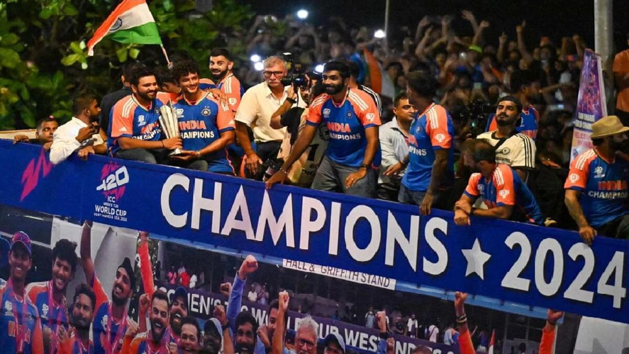 এইদৰে মুকলি বাছত উঠি অনুৰাগীৰ অভিবাদন গ্ৰহণ কৰে ভাৰতীয় দলটোৱে। বিশ্বকাপজয়ী ভাৰতীয় দলটোৰ খেলুৱৈসকলৰ লগতে প্ৰশিক্ষক-কৰ্মচাৰী আৰু বিচিচিআইৰ বিষয়াসকলক দেখা যায় বাছখনত।