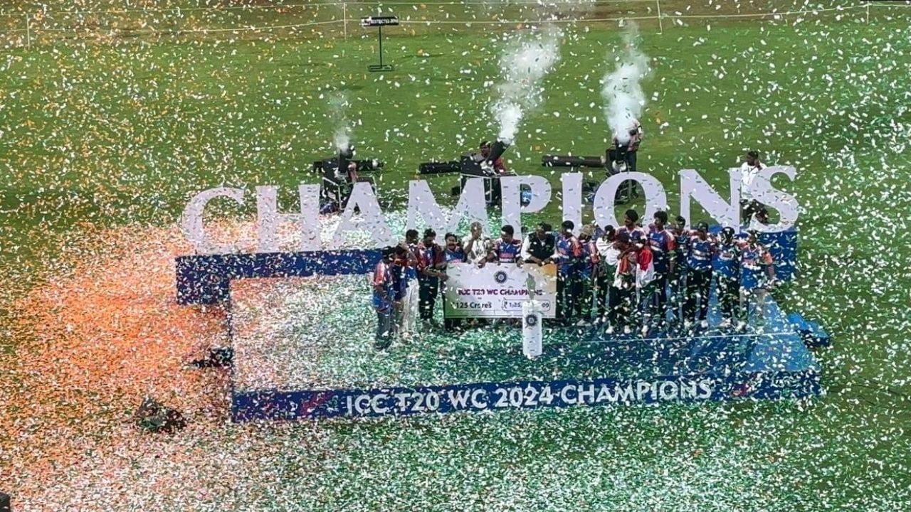দক্ষিণ আফ্ৰিকাক পৰাস্ত কৰি ভাৰতে বিশ্বকাপ দখল কৰাৰ পিছতে বিচিচিআইয়ে ভাৰতীয় দলটোৰ বাবে ১২৫ কোটি টকাৰ পুৰস্কাৰ ঘোষণা কৰিছিল। ৱাংখাৰেৰ এই অনুষ্ঠানতে বিশ্বকাপজয়ী দলটোক ১২৫ কোটি টকাৰ পুৰস্কাৰৰ চেক প্ৰদান কৰে বিচিচিআইয়ে।