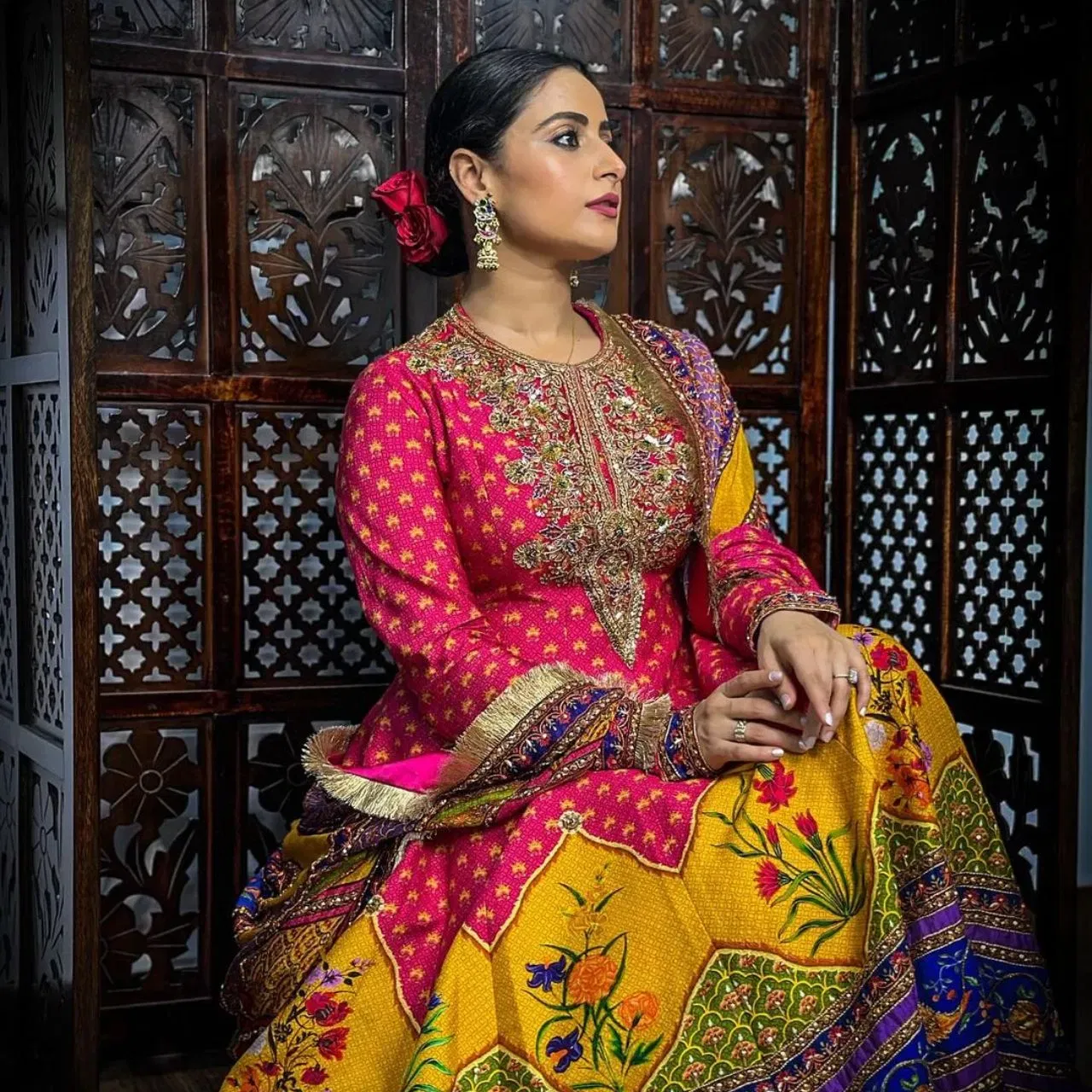 আজিকালি বিভিন্ন প্ৰকাৰৰ অনাৰকলি চুট যথেষ্ট ট্ৰেণ্ডিঙত আছে। এনে পৰিস্থিতিত, যদি আপুনি এটা বিশেষ অনুষ্ঠানত গধুৰ অনাৰকলি চুট ষ্টাইল কৰিব বিচাৰে, তেন্তে আপুনি তেওঁৰ দৰে চুটযোৰৰ ষ্টাইল অনুসৰণ কৰিব পাৰে। তেওঁক ৰাণী পিংক ৰঙৰ এখন ধুনীয়া গুলপীয়া ৰঙৰ অনাৰকলি চুটৰ লগতে গধুৰ দুপাট্টা লোৱা দেখা গৈছে।