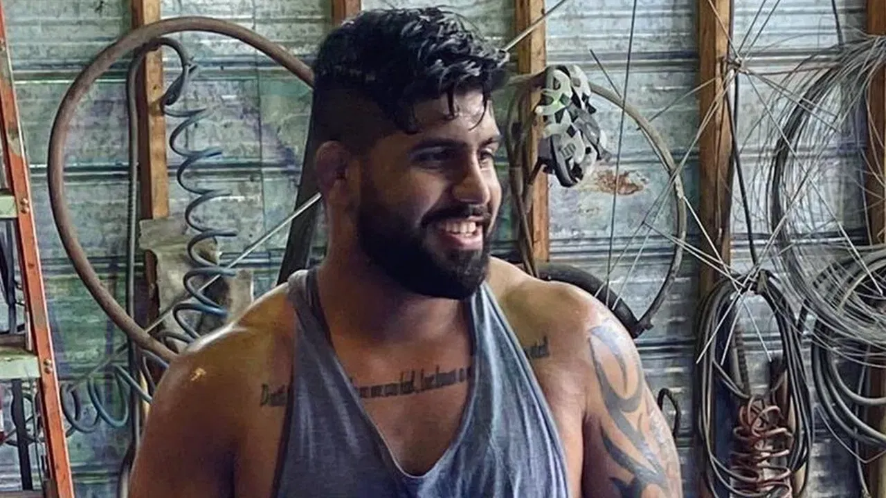 কানাডাৰ হৈ মল্লযুঁজৰ খেলপথাৰত দেখা যাব অমৰ ধেচী। কলম্বিয়াৰ ছাৰেত জন্মগ্ৰহণ কৰা অমৰবীৰৰ পিতৃ বলবীৰ ধেচী নিজেও এজন গ্ৰীক-ৰোমান মল্লযুঁজাৰু আছিল। পঞ্জাৱৰ জলন্ধৰৰ সংঘৱাল গাঁৱৰ পৰা অহা বলবীৰে পঞ্জাৱ আৰক্ষীত চাকৰি পাইছিল যদিও উন্নত জীৱনৰ সন্ধানত ১৯৭৯ চনত কানাডালৈ যায়। অমৰে আগতে পিতৃ আৰু জ্যেষ্ঠ ভাতৃ পৰমবীৰৰ সৈতে মল্লযুঁজ খেলিছিল।